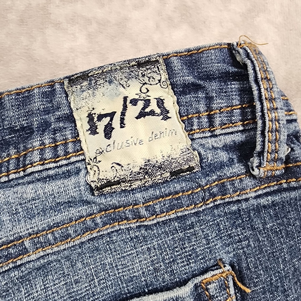 17/21 Exclusive Denim Shorts Size 12 Blue Embroidered Floral Raw Hem Cutoffs - Picture 6 of 6